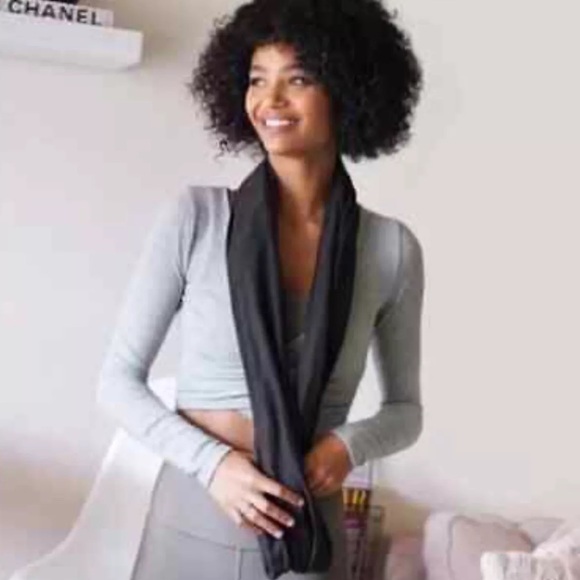 BEYOND YOGA Scarf Adult Unisex OSFA Black Super Soft Secret Zip Pocket Infinity - Picture 2 of 7